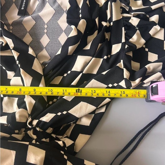 Black and White Long Sleeve Geometric Print Boutique Dress - Picture 6 of 8